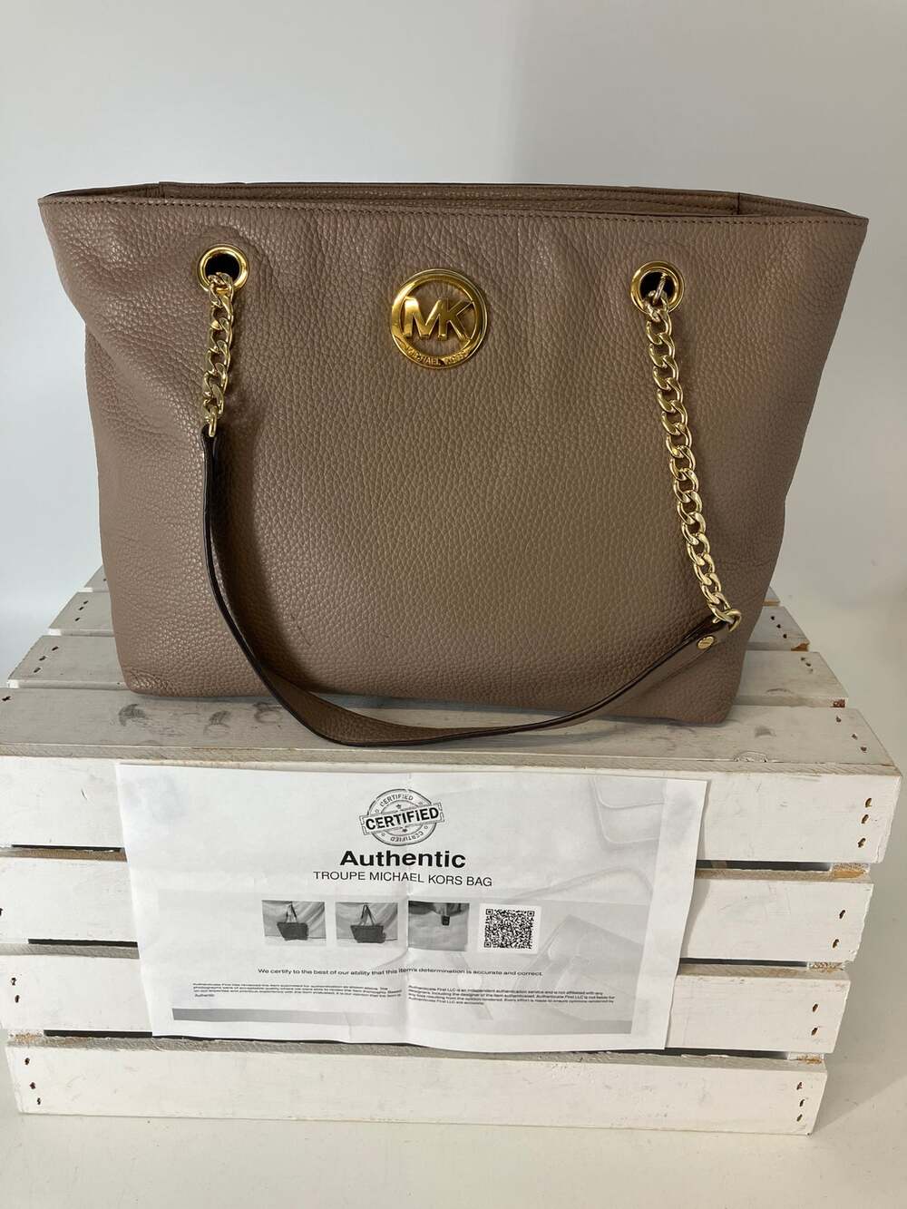 MICHAEL KORS, LARGE TAUPE PEBBLED LEATHER SHOULDER BAG
